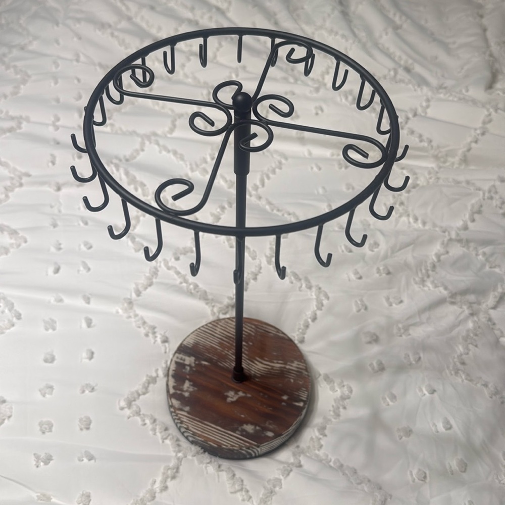 Spinning necklace holder